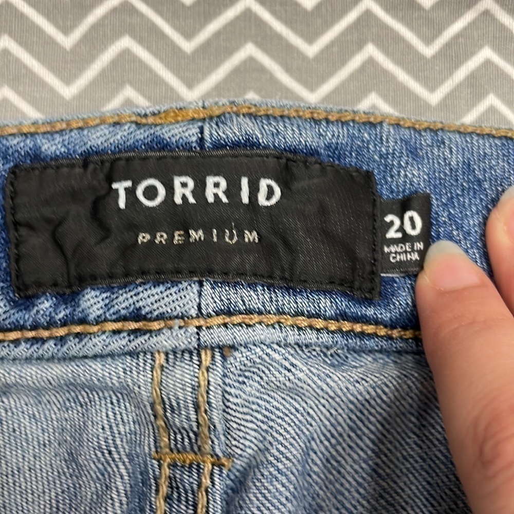 Torrid premium boyfriend jeans - Picture 4 of 9